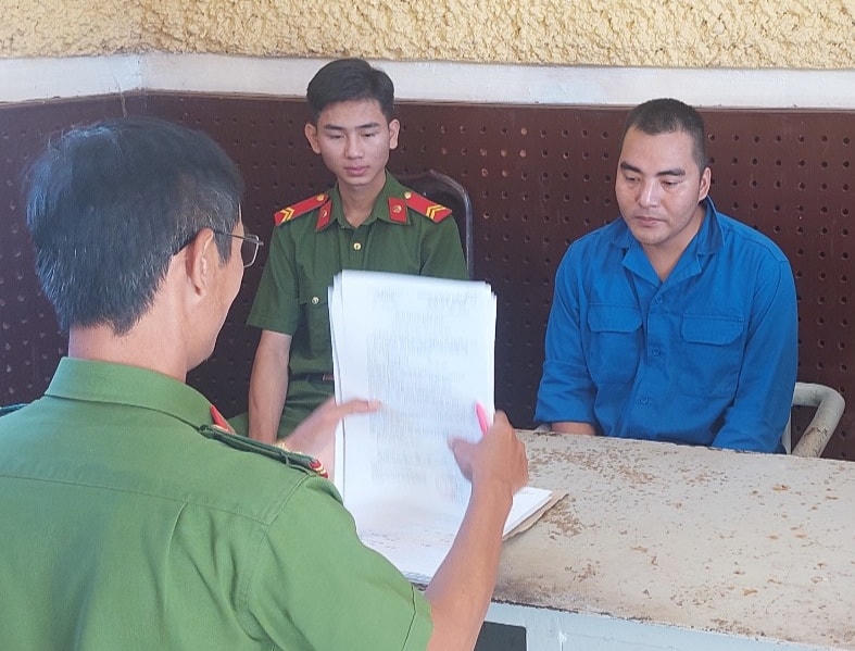 Đối tượng Bạch Thành Lâm (mặc áo xanh) tại cơ quan điều tra.