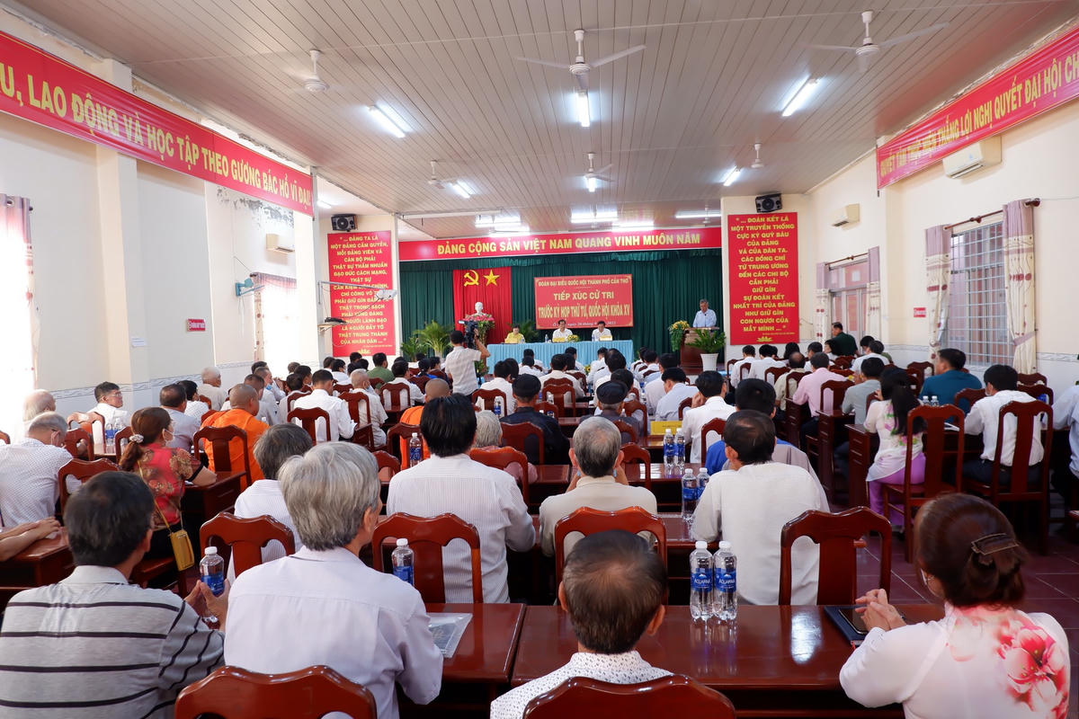 Toàn cảnh buổi tiếp xúc cử tri phường Châu Văn Liêm, quận Ô Môn, TP Cần Thơ.