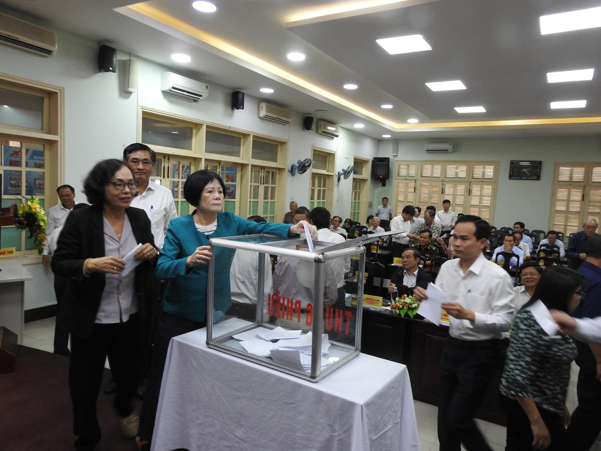 Đại biểu dự và bỏ phiếu tại hội nghị. Ảnh: Thanh Tùng.