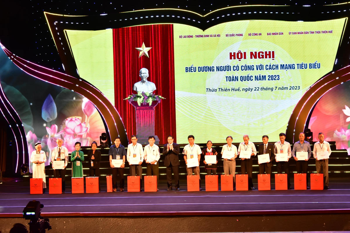 Thủ tướng Chính phủ  tặng quà cho các đại biểu tại Hội nghị biểu dương người có công với cách mạng tiêu biểu toàn quốc năm 2023.