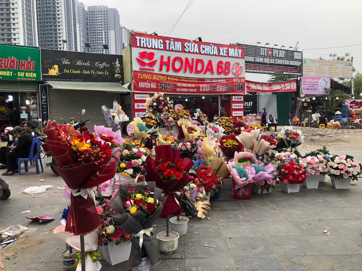[ẢNH] Hà Nội: Cửa hàng bán hoa ngang nhiên lấn chiếm vỉa hè dịp 8-3