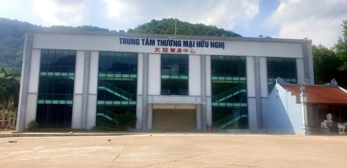 Trung tâm thương mại Hữu Nghị (ngay cạnh chùa Tân Thanh) được hoàn thành xây dựng từ trước thời điểm xuất hiện dịch Covid-19 (năm 2019), nhưng đến nay vẫn đóng cửa im lìm.