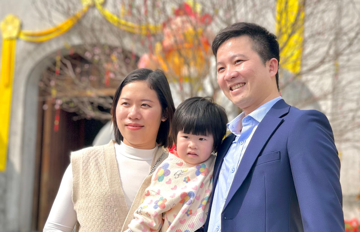 Người dân đi lễ chùa đầu năm với tâm trạng hoan hỷ, vui tươi.