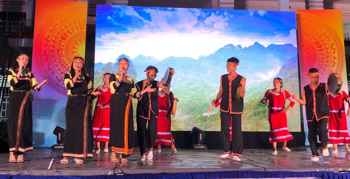 Phát huy giữ dìn bản sắc văn hóa của các DTTS tại địa phương. 