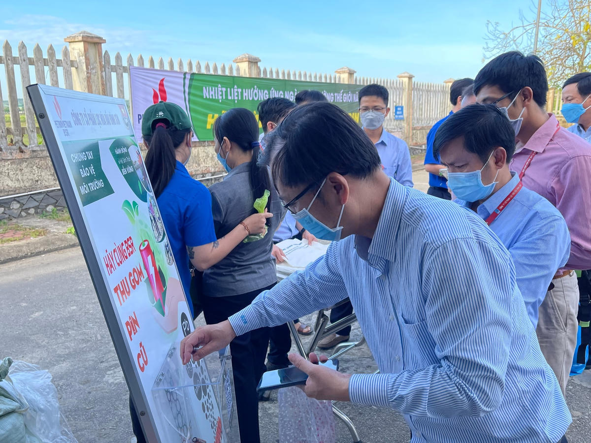 Bỏ pin cũ vào hộp.