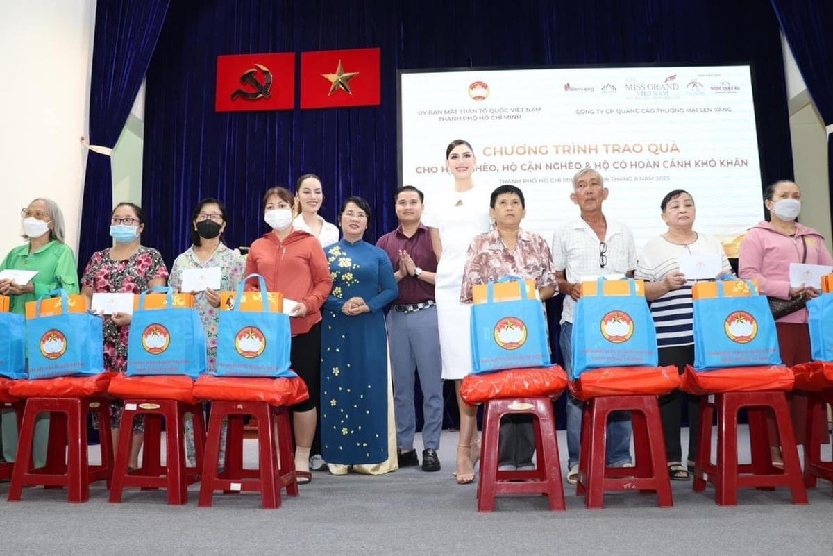Bà Trần Kim Yến, Chủ tịch Uỷ ban MTTQ Việt Nam Thành phố trao quà hỗ trợ người nghèo.