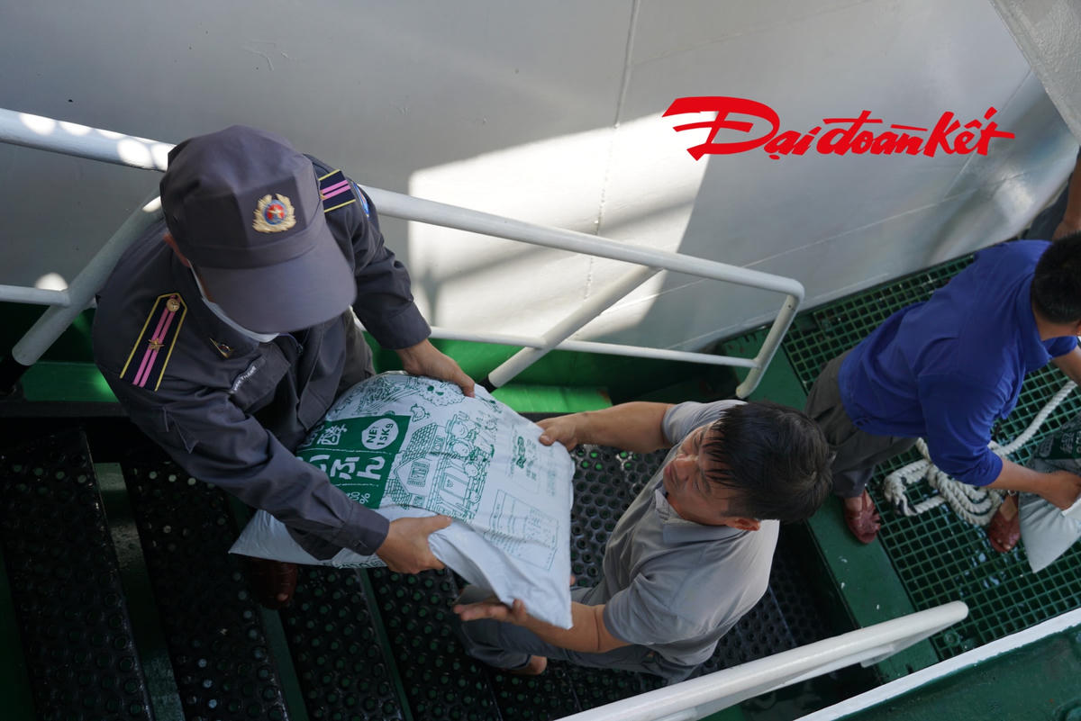 Phân bón là hàng “thiết yếu” bổ sung cho các đảo phục vụ việc trồng cây xanh và tăng gia sản xuất thêm phần tốt tươi. Ảnh: Mạnh Thìn.