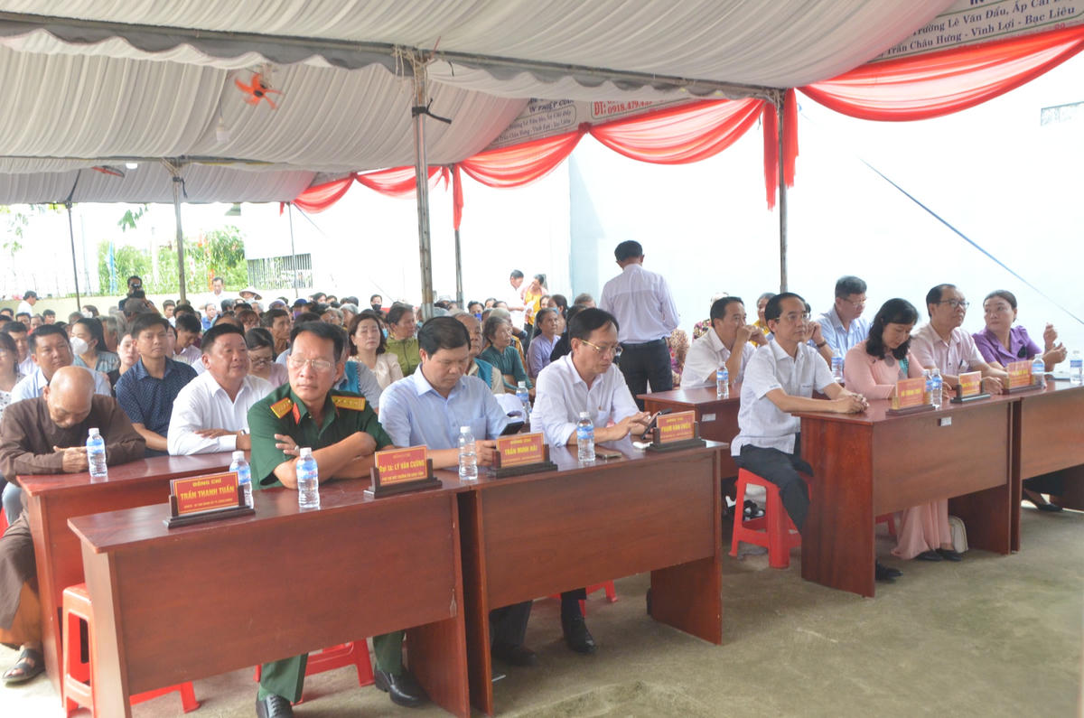 Đại biểu và nhân dân ấp Tân Tạo dự Ngày hội.