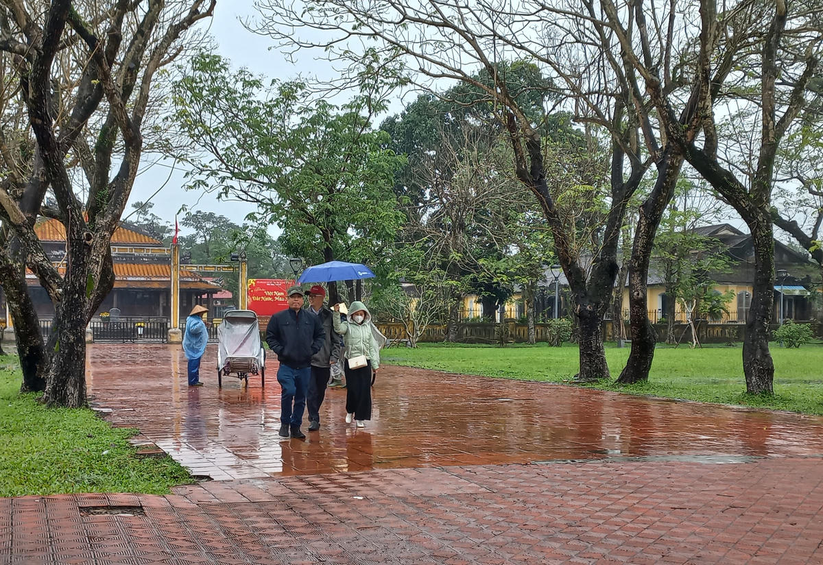 Anh Nguyễn Văn Quang (du khách đến từ Thành phố Hồ Chí Minh) cho biết, gia đình anh đến Huế du lịch vào ngày 27/1 (tức mùng 6 Tết). “Gia đình tôi đến Huế du lịch đúng thời điểm mưa tầm tã và lạnh. Để không bỏ lỡ cơ hội khám phá Huế dưới cơn mưa rả rích được xem là “đặc sản” của địa phương, chúng tôi quyết định thuê xích lô để ngắm cảnh đường phố và các điểm di tích. Đúng là một trải nghiệm rất thú vị”, anh Quang chia sẻ.