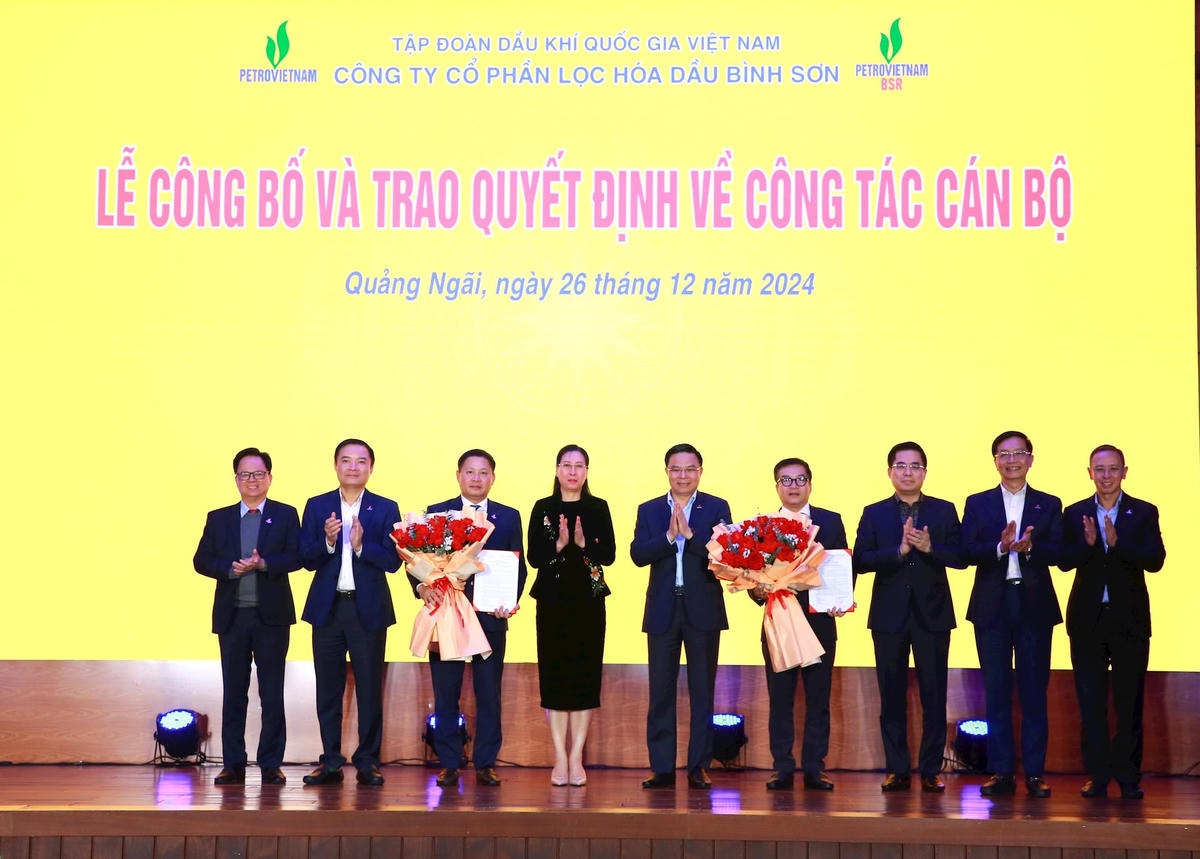 Dưới sự chứng kiến của lãnh đạo tỉnh Quảng Ngãi và lãnh đạo Tập đoàn PVN; HĐQT BSR trao các quyết định về việc bổ nhiệm tân Chủ tịch HĐQT Bùi Ngọc Dương và tân Tổng Giám đốc BSR Nguyễn Việt Thắng.