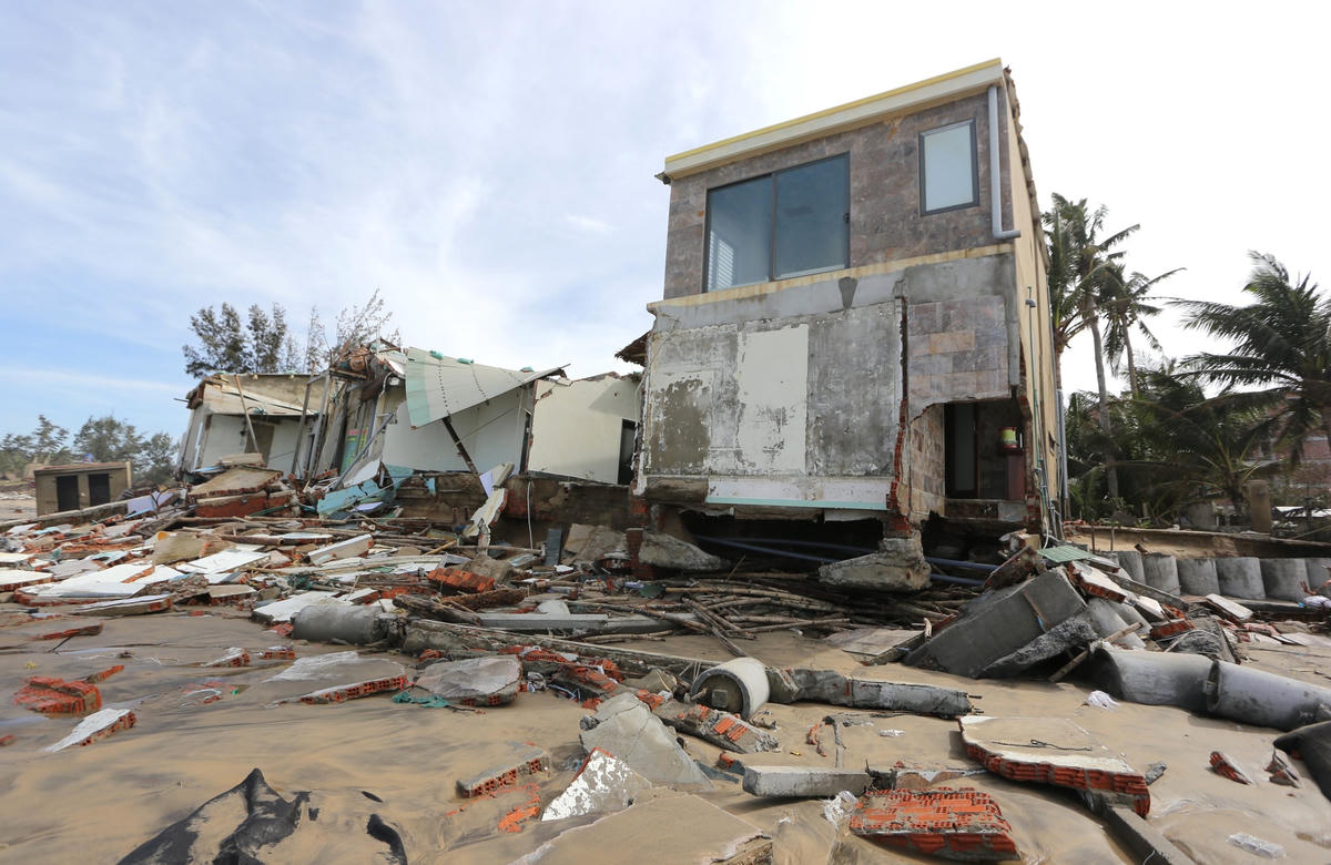 4 ngôi nhà của người dân ở bờ biển bị sóng đánh hư hỏng.