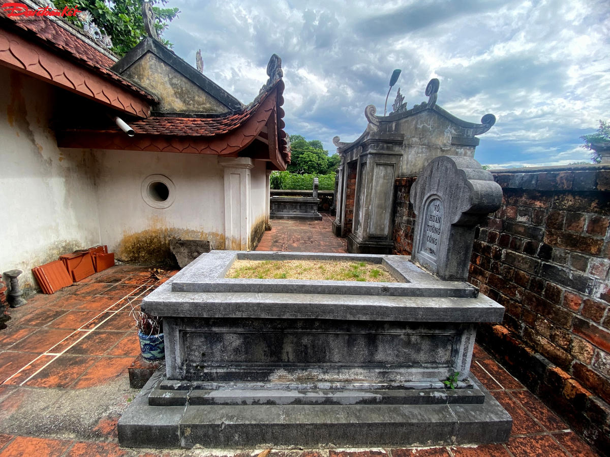 Ở phía trước tháp đá có hai lăng mộ, đây là nơi chôn cất con cháu dòng họ Lê.