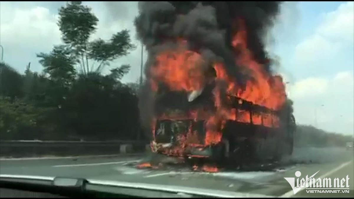Ô tô bốc cháy dữ dội.