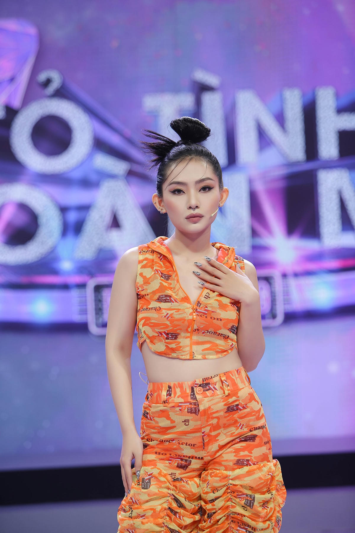 Nữ chính Minh Quyên xuất hiện với vẻ ngoài cá tính, nhưng bên trong lại lòa cô gái vô cùng bẽn lẽn. Ảnh: Perfect Universe.