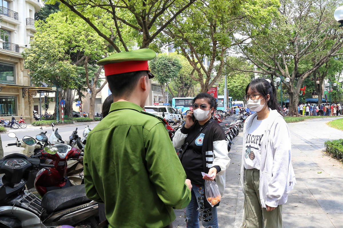 Lực lượng chức năng hỏi người dân để xác minh vi phạm của điểm trông giữ xe này.