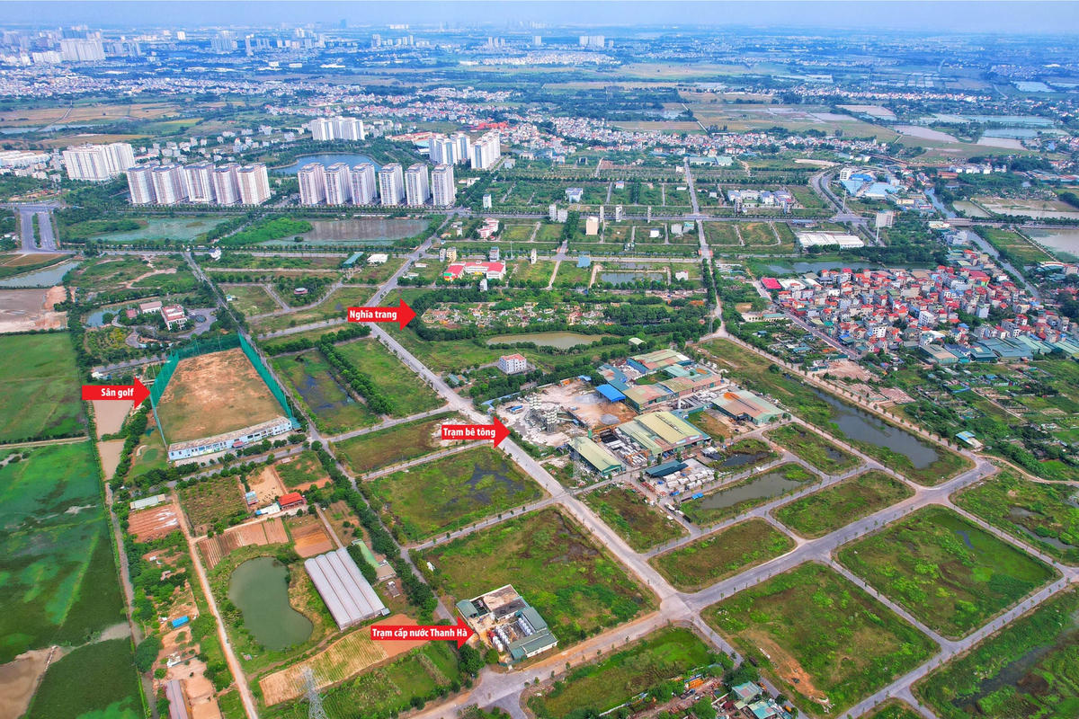 Quanh khu vực trạm cấp nước này có một trạm bê tông, một sân golf và nghĩa trang với hàng trăm ngôi mộ.