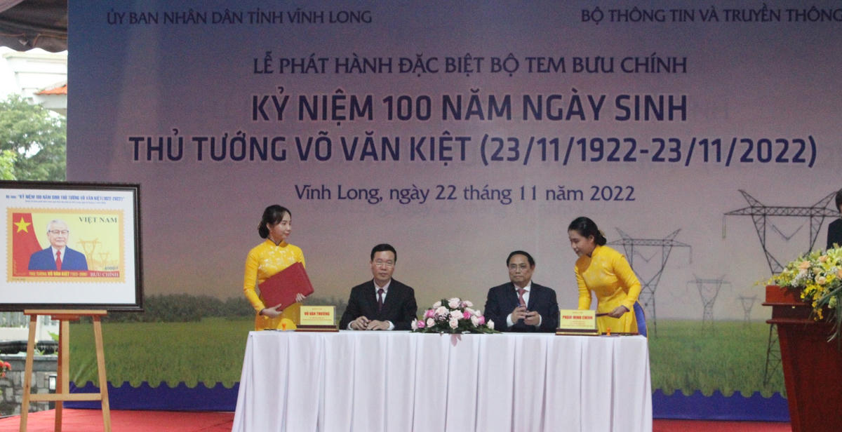 Thủ tướng Phạm Minh Chính và Thường trực Ban Bí thư Võ Văn Thưởng ký phát hành bộ tem bưu chính.