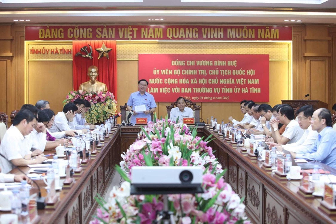 Chủ tịch Quốc hội Vương Đình Huệ và đoàn công tác làm việc với Ban Thường vụ Tỉnh ủy Hà Tĩnh.