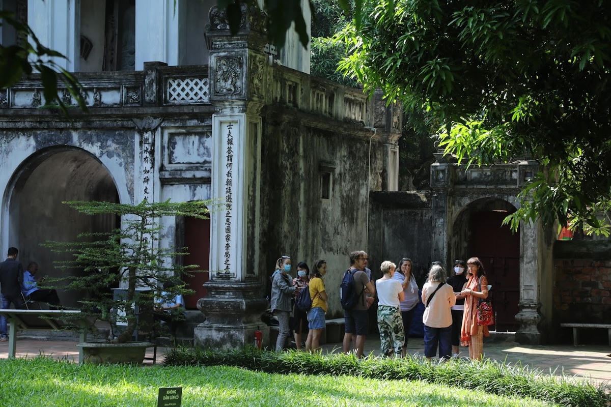 Khách du lịch quốc tế thăm Văn Miếu - Quốc Tử Giám. Ảnh: Quang Vinh.