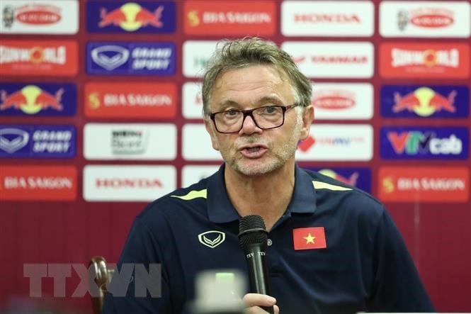 Huấn luyện viên trưởng Đội tuyển U23 Việt Nam Philippe Troussier trả lời câu hỏi của phóng viên tại cuộc họp báo sau trận đấu. (Ảnh: Minh Quyết/TTXVN).