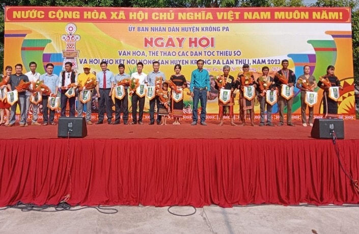 Tặng hoa, cờ lưu niệm cho các đoàn nghệ nhân, vận động viên tham gia ngày hội Văn hóa, Thể thao các DTTS lần 1 năm 2023..