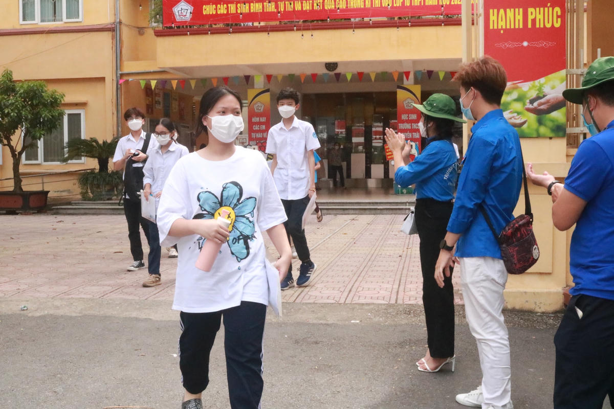Sáng 19/6, học sinh hoàn thành môn thi cuối cùng là Toán trong 120 phút, bắt đầu từ 8h. Những thí sinh có nguyện vọng vào các trường THPT chuyên Hà Nội - Amsterdam, Nguyễn Huệ hay lớp chuyên của THPT Chu Văn An, Sơn Tây sẽ làm thêm bài thi môn chuyên vào 20/6.