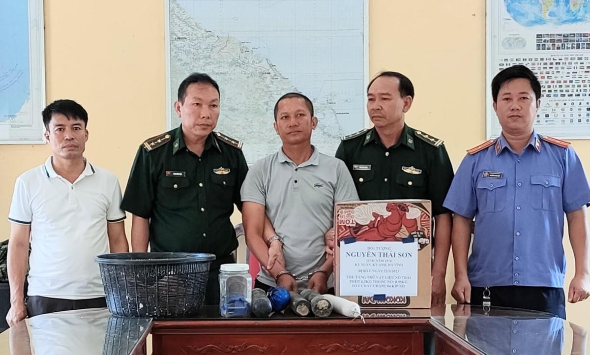 Lực lượng chức năng bắt quả tang đối tượng Nguyễn Thái Sơn vì hành vi vận chuyển trái phép chất nổ.