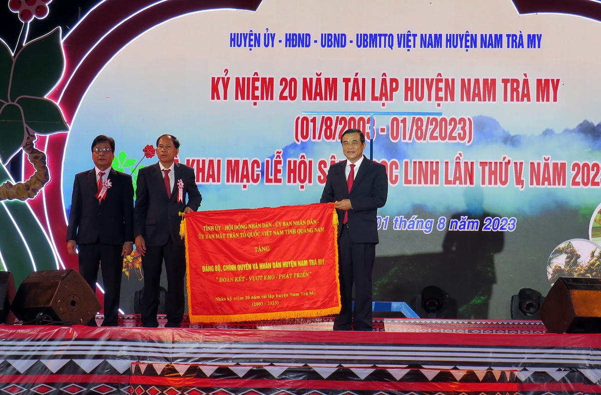 Tỉnh ủy - HĐND - UBND - Ủy ban MTTQ Việt Nam tỉnh Quảng Nam tặng huyện Nam Trà My bức trướng. 