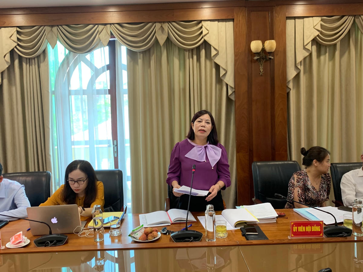 TS Phạm Thị Hồng, Phó Trưởng ban Dân chủ - Pháp luật (UBTƯ MTTQ Việt Nam) trình bày tóm tắt nội dung đề tài.