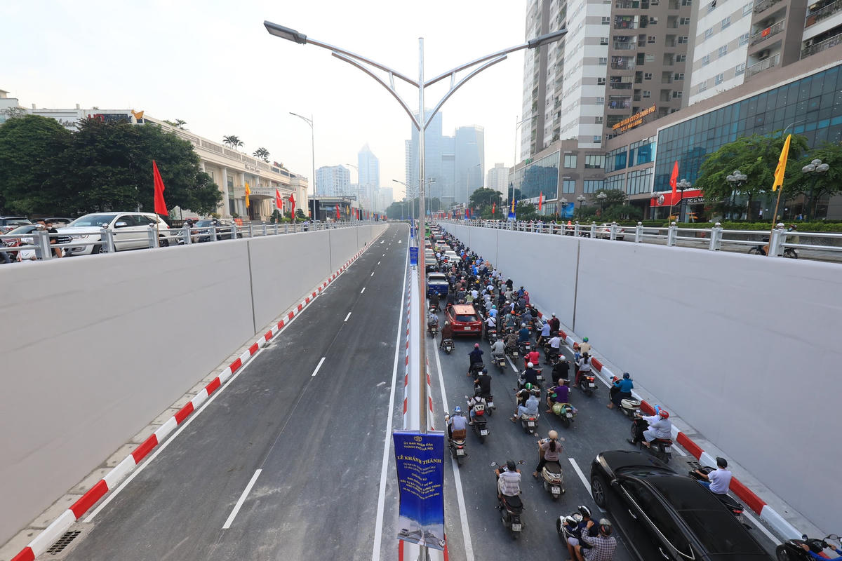 Dự án có quy mô đầu tư gồm xây dựng hầm chui bê tông cốt thép theo hướng Lê Văn Lương - Tố Hữu và ngược lại. Tổng chiều dài hầm là 475 m, trong đó hầm kín dài 95 m, hầm hở và gờ chắn dẫn vào hầm kín dài 380 m (mỗi bên dài 190 m).