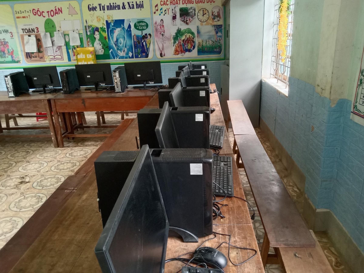 Hàng chục chiếc máy tính phục vụ học tập của thầy và trò Trường Tiểu học Tà Cạ “đắp chiếu” vì không có điện để dùng.