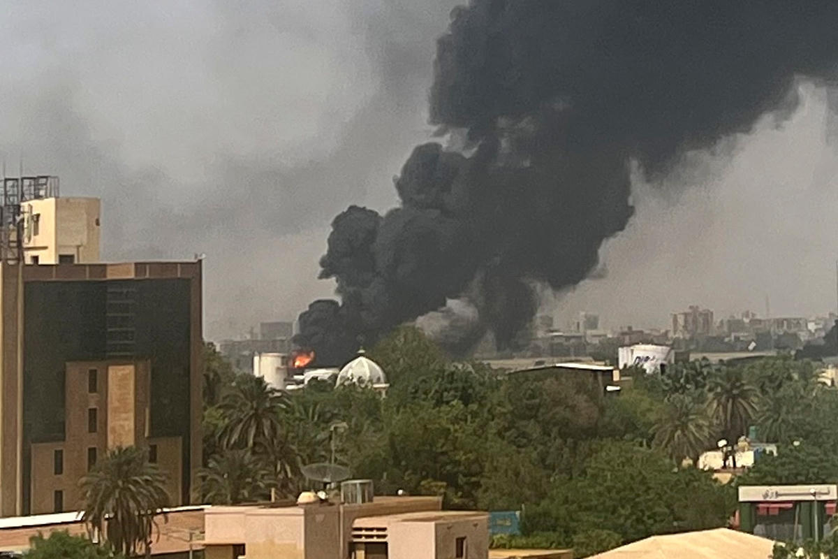 Khói bốc lên trên các tòa nhà dân cư ở Khartoum (Sudan). Nguồn: AFP.