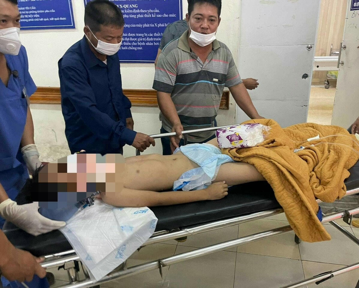 Bệnh viện đa khoa tỉnh Hà Tĩnh đang cấp cứu cho bệnh nhân.