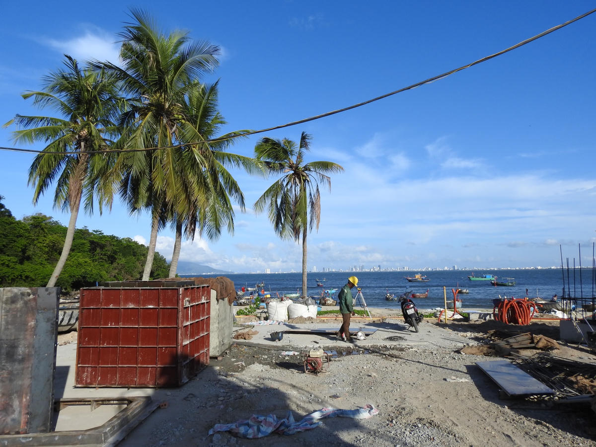 Các hạng mục của Trạm xử lý nước thải và hố xử lý nước thải đang được thi công tại lối đi số 4. Ảnh Thanh Tùng