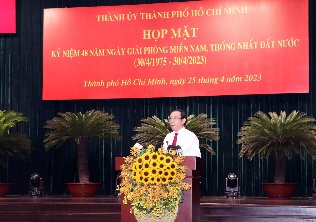 Bí thư Thành ủy TP HCM Nguyễn Văn Nên phát biểu tại buổi họp mặt.