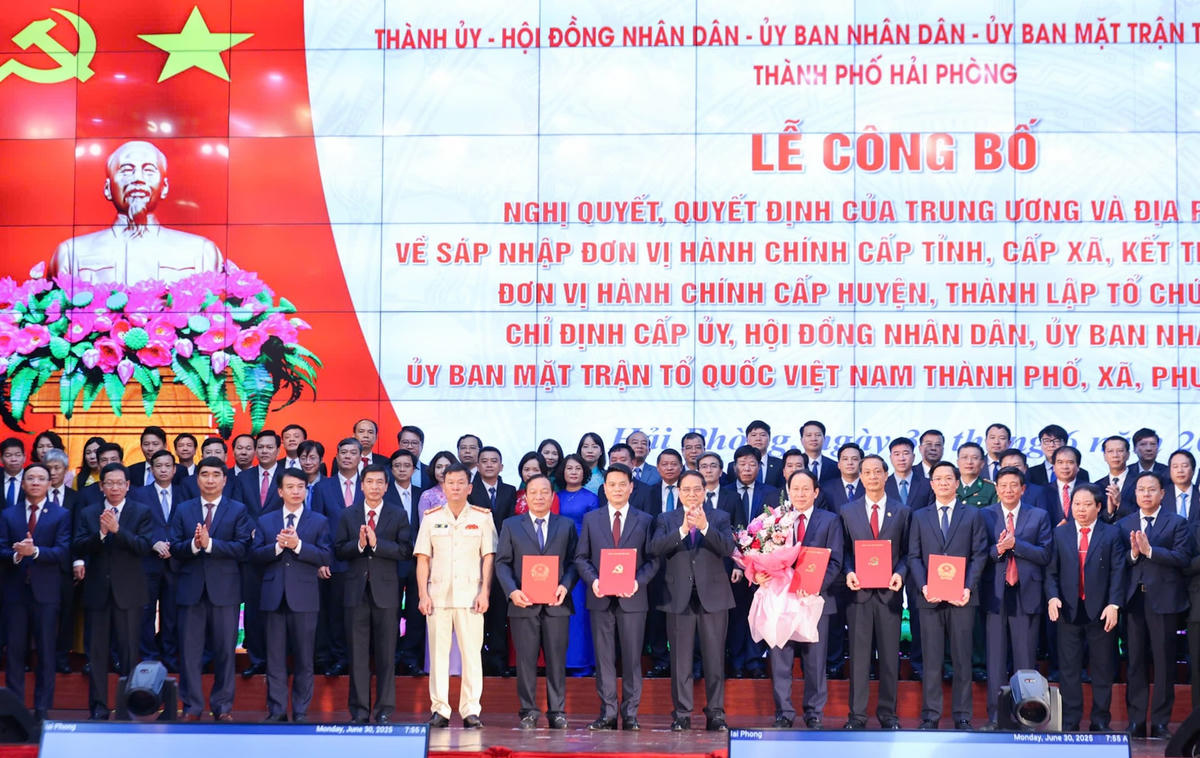 Thủ tướng Phạm Minh Chính trao Quyết định của Bộ Chính trị về việc chỉ định chỉ định Ban Chấp hành, Ban Thường vụ, Bí thư, Phó Bí thư Thành ủy TP Hải Phòng mới. Ảnh: Phương Thanh.