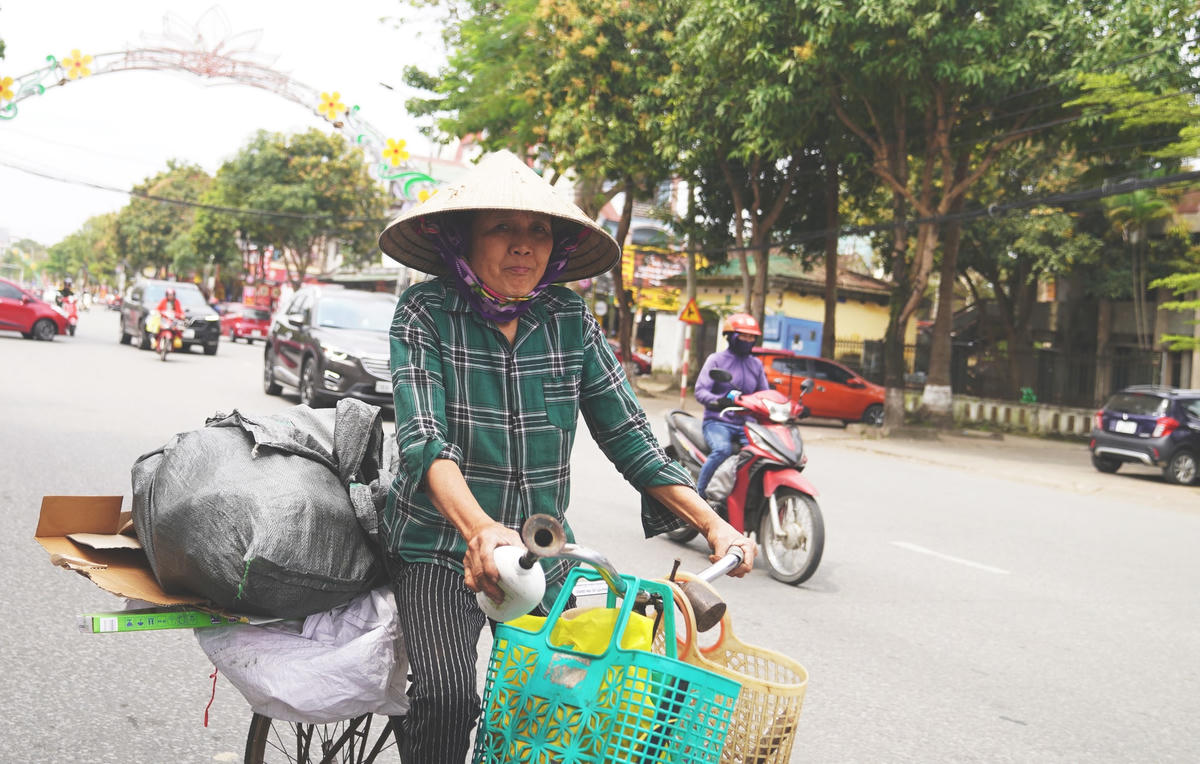 Hàng ngày không kể mưa hay nắng, trên chiếc xe đạp cà tàng bà L.H.T. (xã Hộ Độ, huyện Lộc Hà, tỉnh Hà Tĩnh) rong ruổi khắp các ngõ ngách, phố phường, thi thoảng cất tiếng rao mua phế liệu mà không biết mình đạp xe mấy chục cây số/ngày, chỉ biết rằng đi từ nhà vào đến trung tâm TP đã ngót nghét gần 10km.