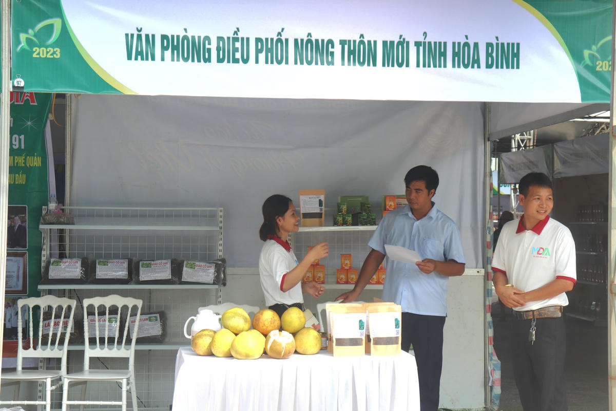và 32 gian hàng của 22 các tỉnh, thành phố trên cả nước như: Hà Nội, Hải Phòng, Thái Nguyên, Nghệ An, Quảng Nam, Thái Bình, Yên Bái, Nam Định, Hòa Bình, Cao Bằng, Hà Giang, Điện Biên, Ninh Bình, Hà Nam, Quảng Ninh, Bình Dương. Ảnh: Đình Minh