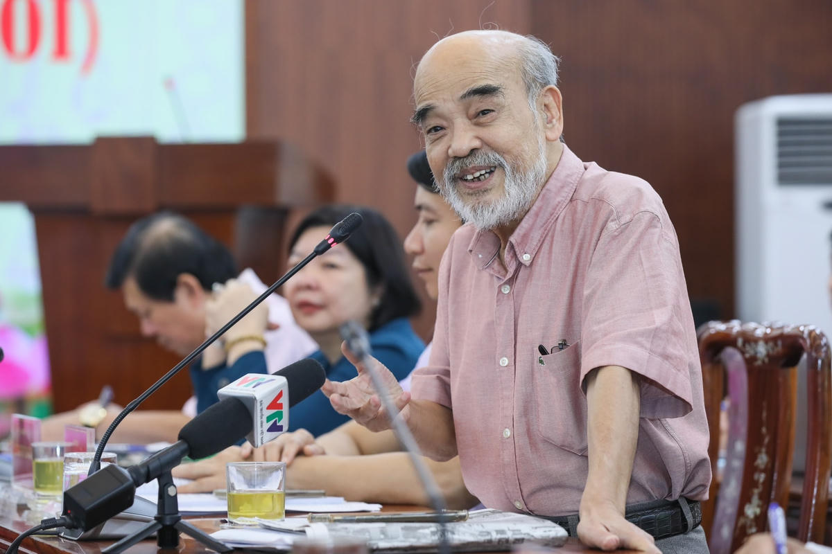 GS.TS Đặng Hùng Võ, nguyên Thứ trưởng Bộ Tài nguyên và Môi trường tham luận tại Hội thảo.
