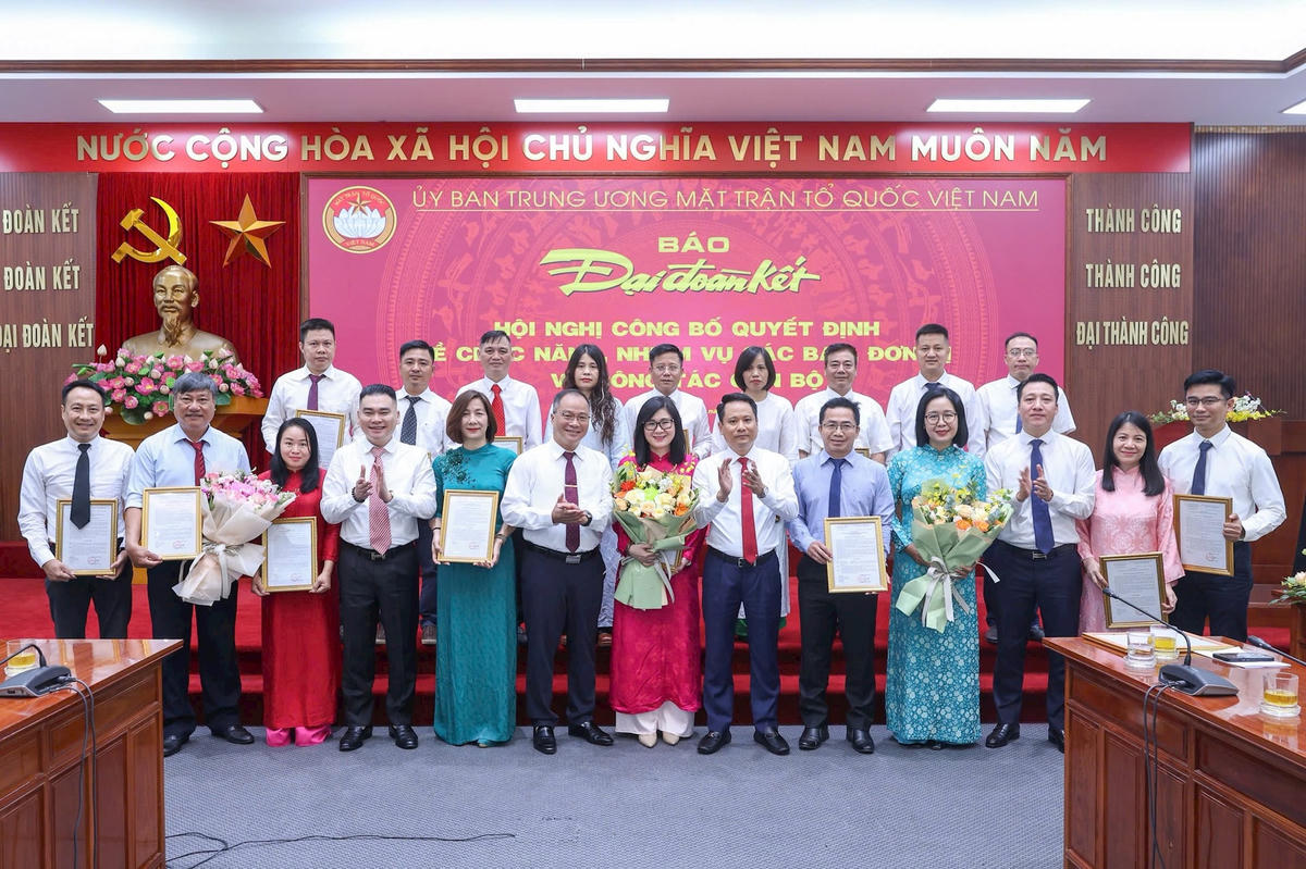 Ban biên tập Báo Đại đoàn kết trao quyết đinh và tặng hoa chúc mừng các Trưởng, phó ban, phụ trách các ban đơn vị, văn đại diện khu vực