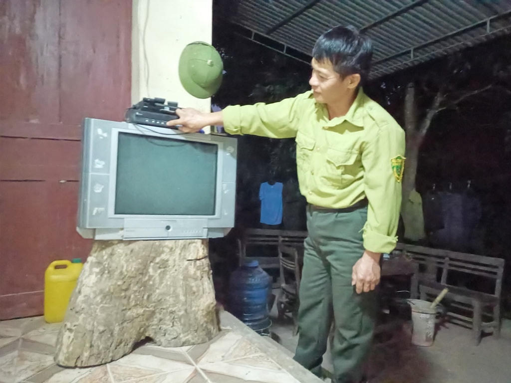 Để khắc phục điều kiện sống khó khăn, thiếu thốn, kiểm lâm viên tại Khe Tòng đã dùng tua bin phát điện từ nước suối để sử dụng.  