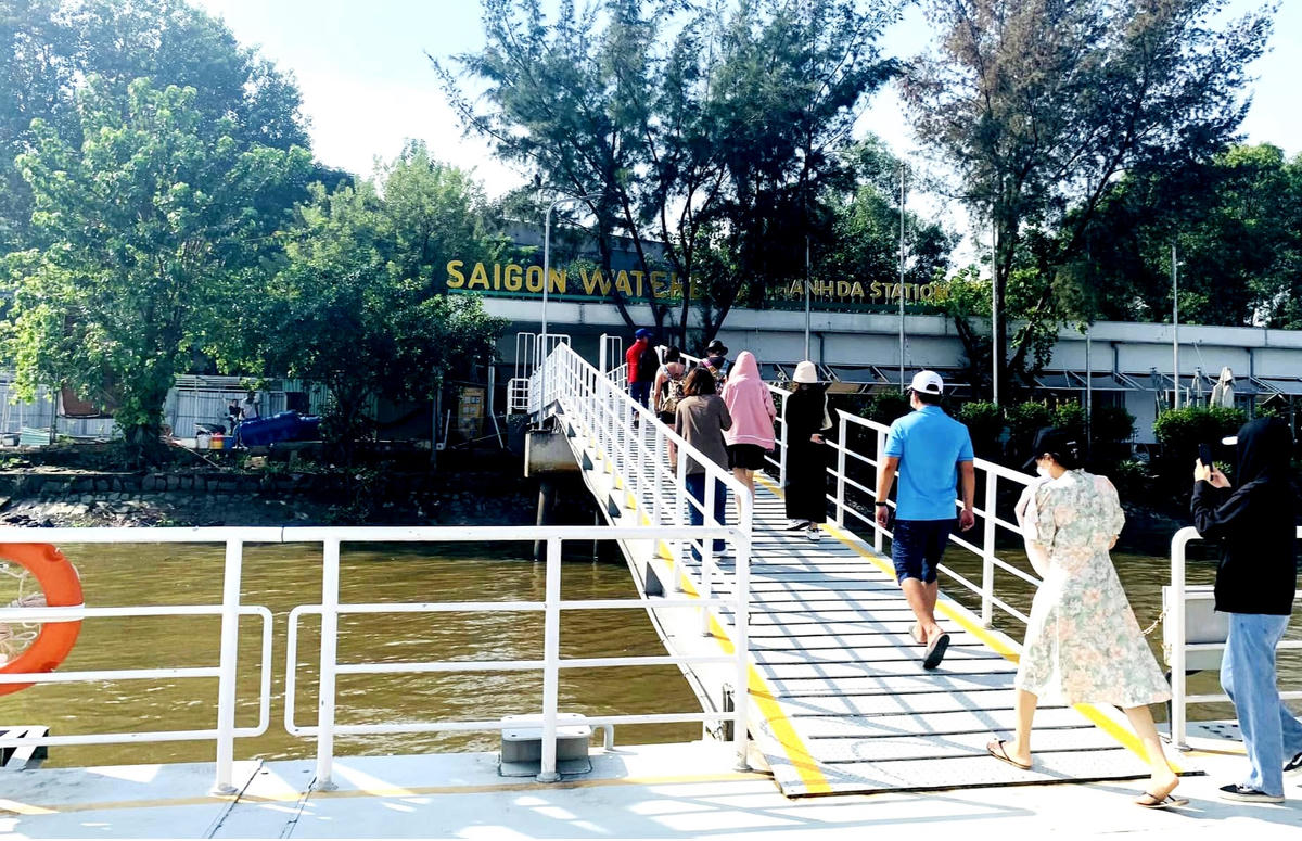 Trạm Thanh Đa (quận Bình Thạnh) thuộc tuyến buýt đường sông đầu tiên của TP Hồ Chí Minh. Ảnh: Hồng Phúc.
