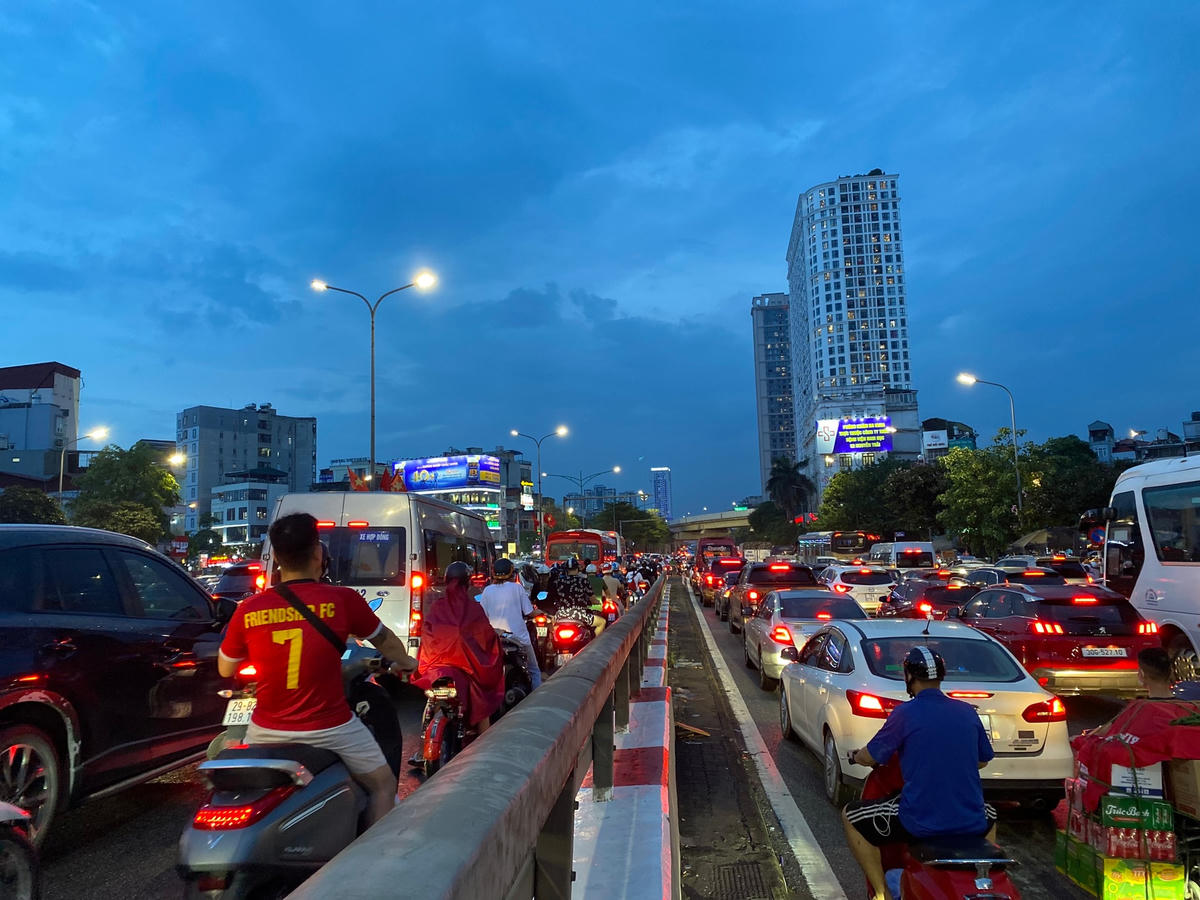 Sau cơn mưa, người Hà Nội lê lết từ 'điểm nghẽn' này đến 'nút thắt' khác
