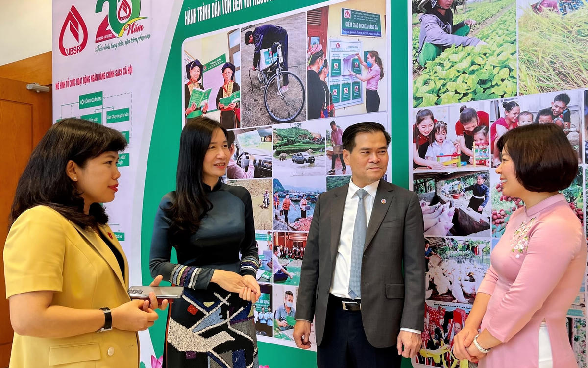 Các đại biểu trao đổi bên lề Hội nghị.