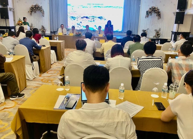 Bà Lệ Thanh, Giám đốc Sở Du lịch đang trả lời các câu hỏi của nhà báo