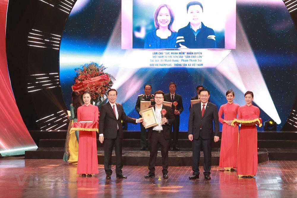 Phóng viên Võ Mạnh Hùng đại diện nhóm tác giả Báo Điện tử VietnamPlus nhận giải A cho loạt bài Làm chủ 'sức mạnh mềm' nhân quyền: Việt Nam tự tin tiến vào 'sân chơi lớn'. Ảnh: Vietnam+.
