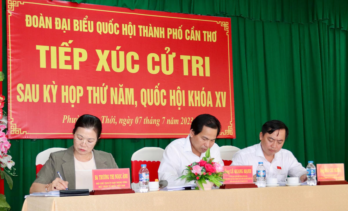 Phó Chủ tịch Trương Thị Ngọc Ánh cùng Đoàn ĐBQH TP Cần Thơ ghi nhận các ý kiến, kiến nghị của cử tri.