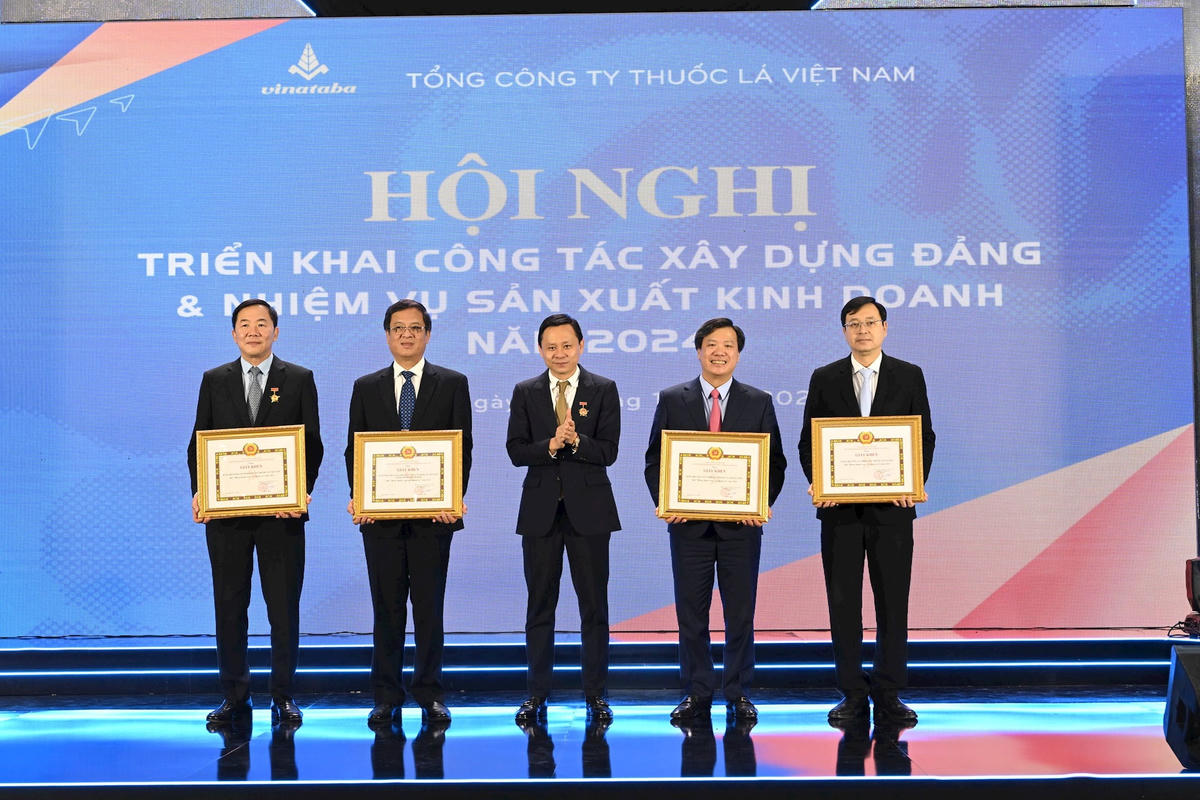 bi-thu-dang-uy-chu-tich-hdtv-vinataba-trao-bang-khen-cua-dang-uy-tong-cong-ty-cho-04-to-chuc-co-so-dang.jpg