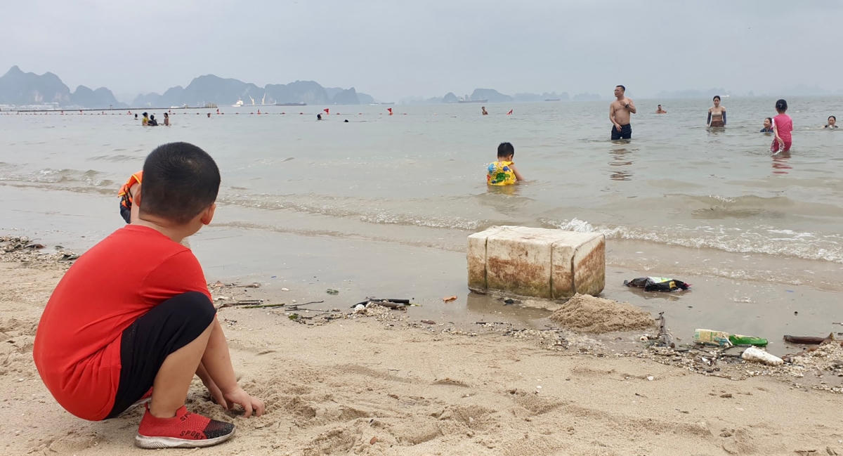 Du khách đến Hạ Long tắm biển, vui đùa bên... phao xốp