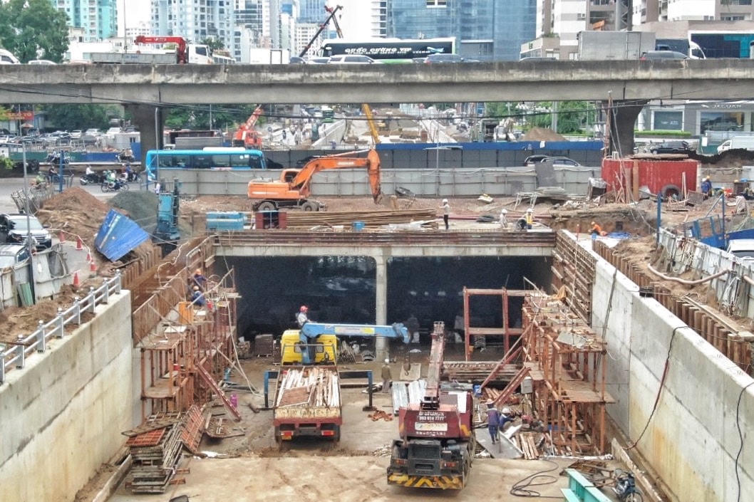 Ông Hồ Đức Phúc, Giám đốc điều hành liên danh nhà thầu dự án hầm chui Lê Văn Lương cho biết, hầm chui Lê Văn Lương đang bước vào giai đoạn chạy nước rút. Hiện tại, đã hoàn thành 5 đốt hầm hở và 10 đốt hầm kín. Các hạng mục còn lại như: Hệ thống chiếu sáng, rãnh thoát nước, thảm nhựa.